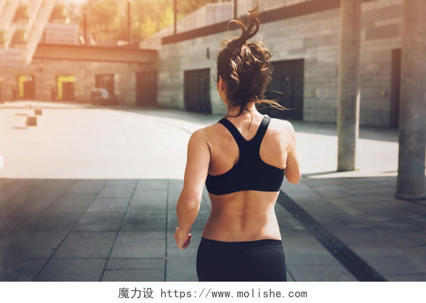 运动的女人运动健身户外跑步